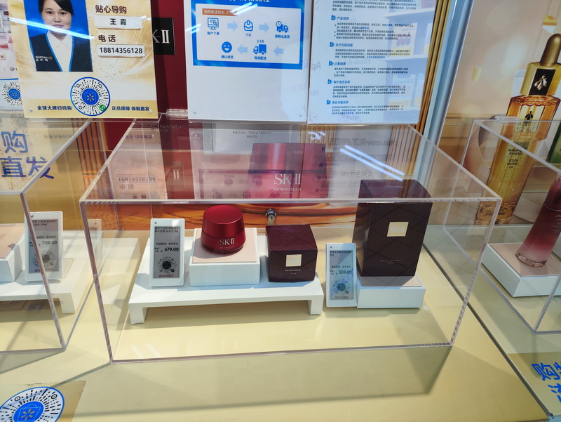 Clear acrylic display and dust cover case  2220